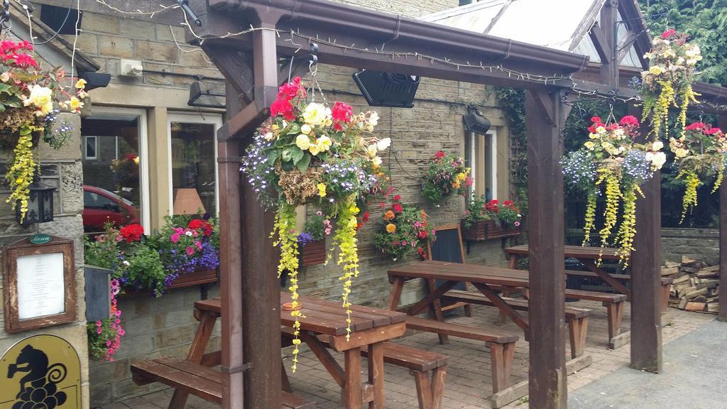 The Rose And Crown Hotel Huddersfield Exterior foto